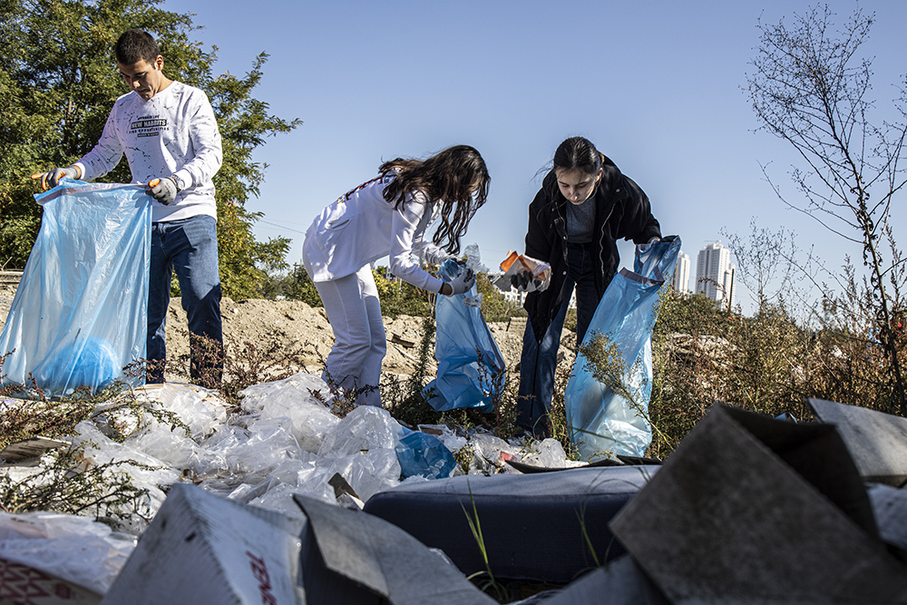 Volunteers cleaning garbage in Skopje